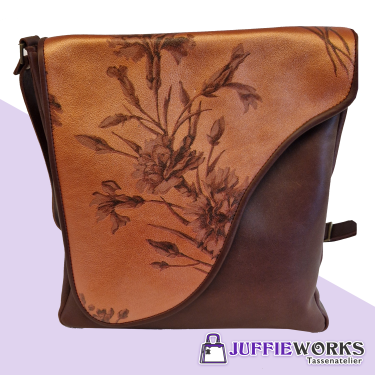 Tas met koperkleurige klep